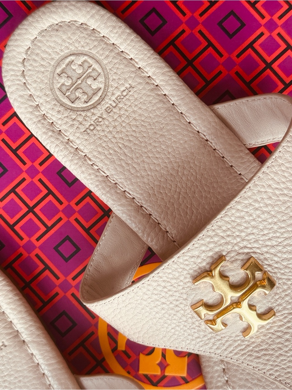 Tory Burch Sea Shell Pink Tumbled Leather Sandal Flat Thong Gold Double T Logo 9 - Picture 8 of 9